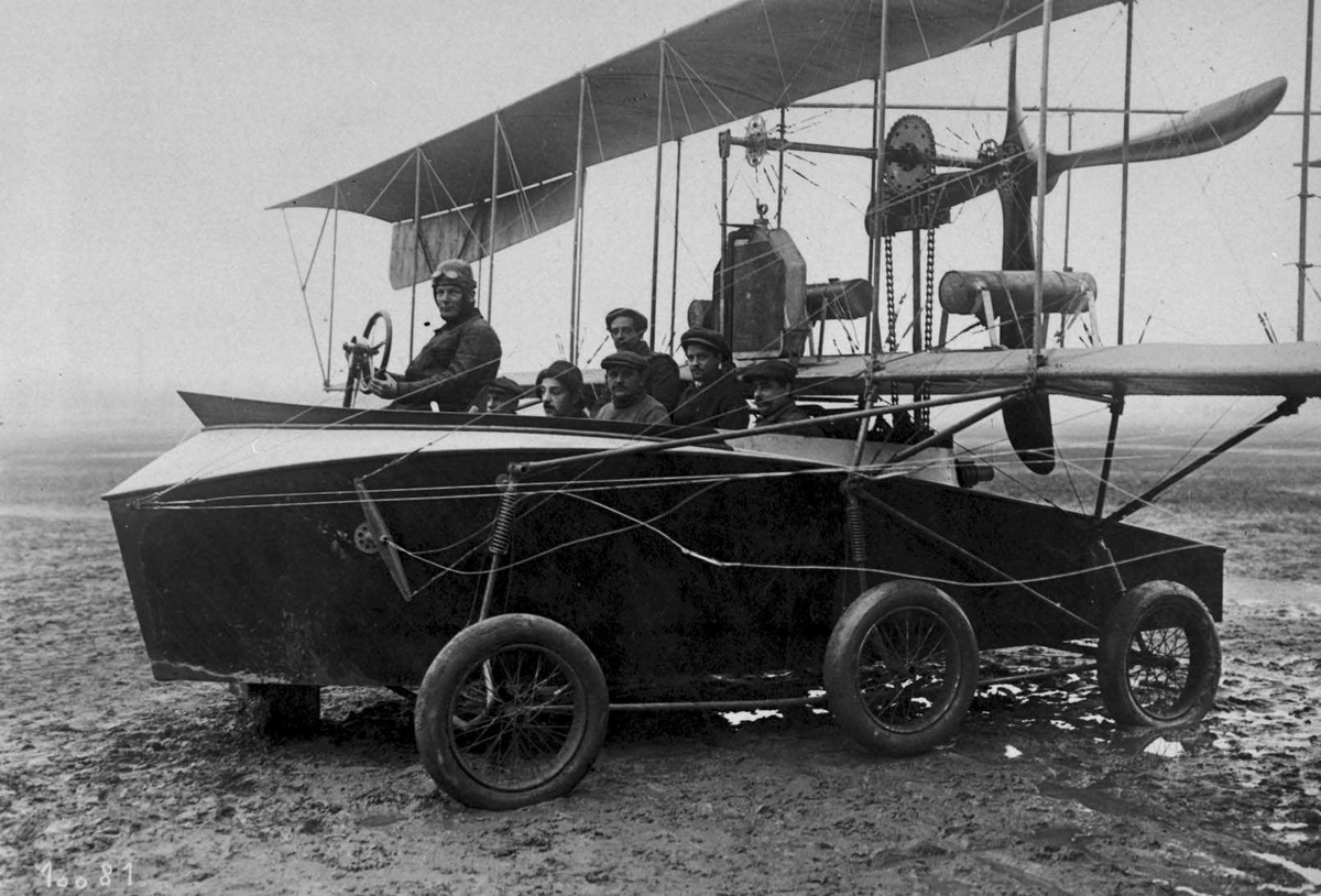 Ett fly på bakken. Voisin Hydro-Aerobus. Fem personer i flyet.