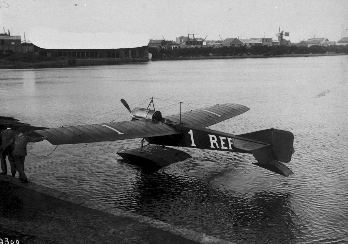 Ett fly på vannet. R.E.P. Havneområde.