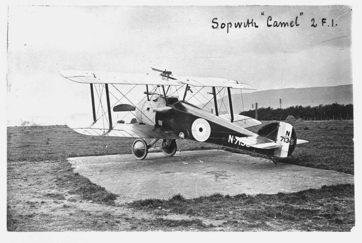 Fly på bakken. Sopwith Camel 2 F.I.
N-7136