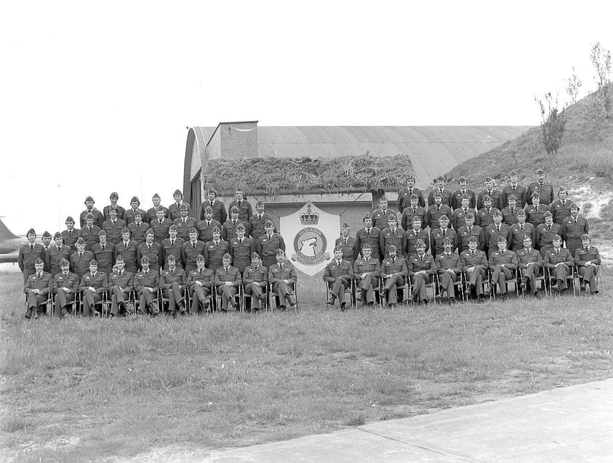 Gruppebilde av 334 skvadron på Bodø hovedflystasjon, med Hangar 2 i bakgrunnen.