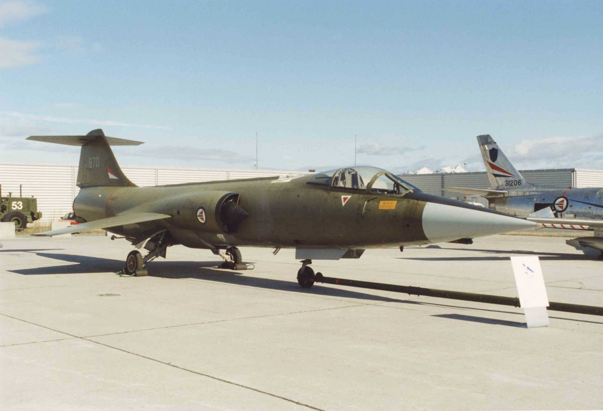 Lufthavn. Ett fly på bakken, CF-104 334 skv. 870.