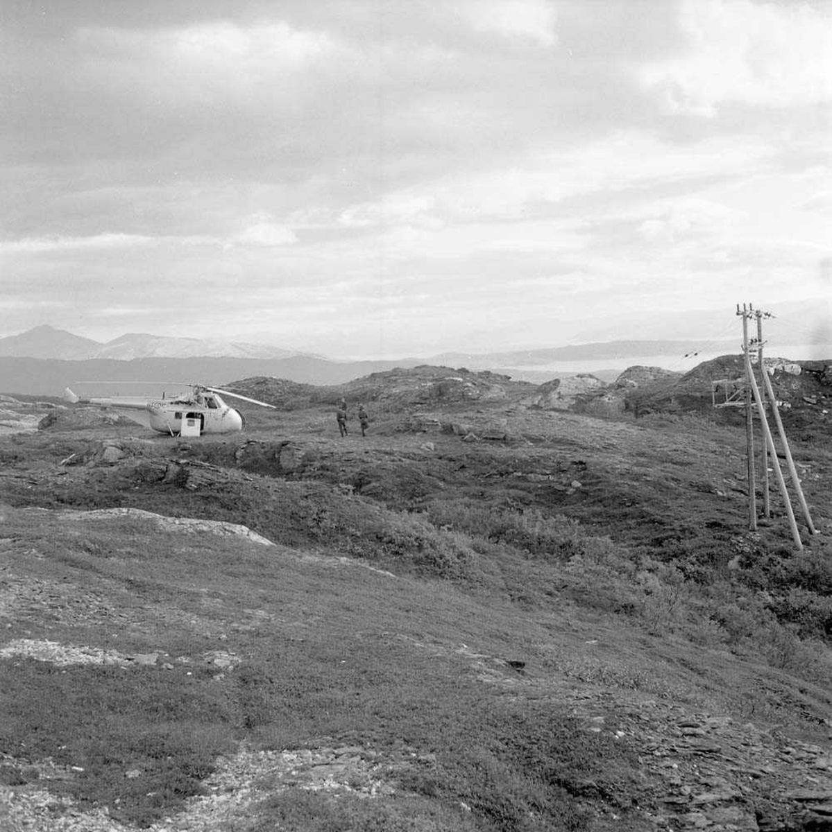 Helikopter Sikorsky, H-19, med kjennetegn HA-C, tilhørende 719 skv, Bodø flystasjon, har nødlandet på Rønvikfjellet, Bodø, etter å ha fløyet inn i høyspentledninger.