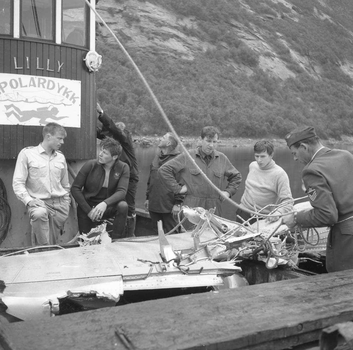 Foto av flydeler som er tatt opp fra 30 meters dyp, etter at en F-5-A Freedom Fighter havarerte i Sørfjorden nord for Bodø. Båten med navnet "Lilly" har Forsvaret leid fra Polardykk i Bodø.