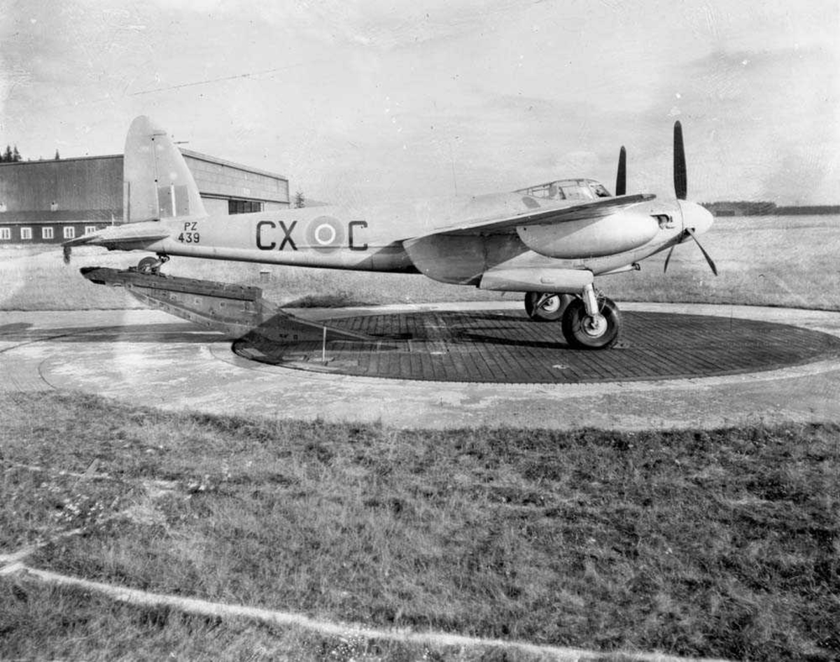 DeHavilland Fb.Mk.VI Mosquito, med kjennetegn CX-C, sannsynligvis 14 skvadron Royal Air Force (RAF), fotografert sannsynligvis på Leuchars i England.