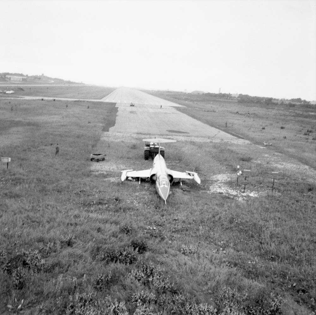 Flyuhell i for bindelse med formasjonslanding på Bodø flystasjon. Flyet er en F-104 Starfighter, kjennetegn FN-F, serie nr. 61-2630 og tilhører 331 skvadron.