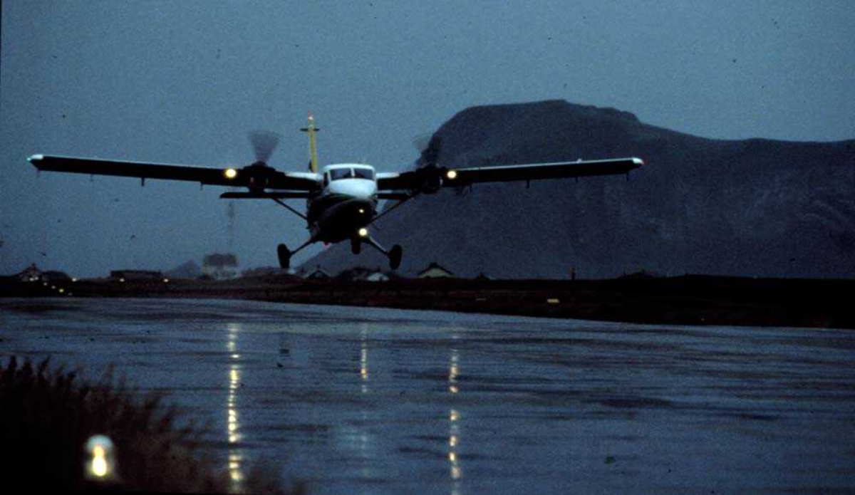 Lufhavn. Ett fly, LN-BNH, DHC-6-300 Twin Otter fra Widerøe under "take off". Røst