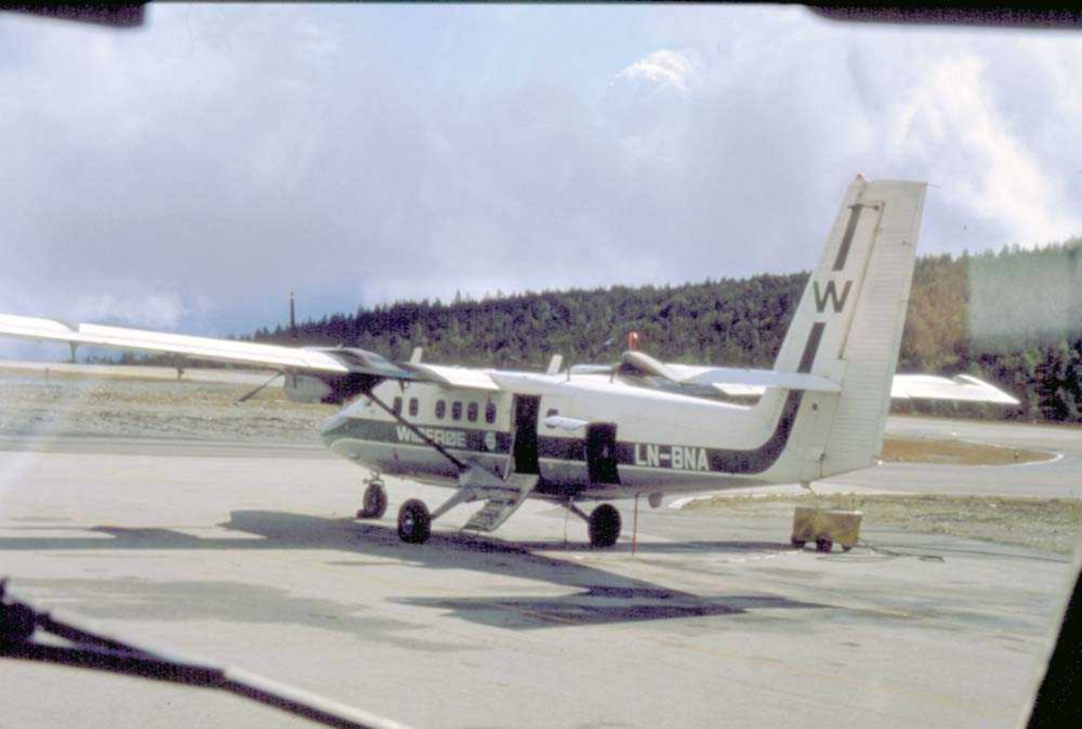 Lufthavn/Flyplass. Sogndal. Ett fly, LNBNA DHC-6-300 Twin Otter fra Widerøe.