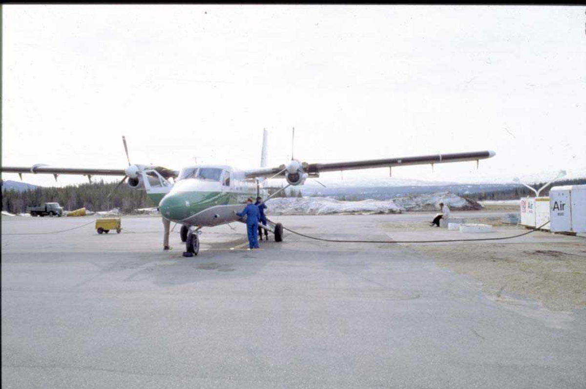 Lufthavn/Flyplass. Førde/bringeland. Ett fly, LN-BNM. DHC-6-300 Twin Otter fra Widerøe.