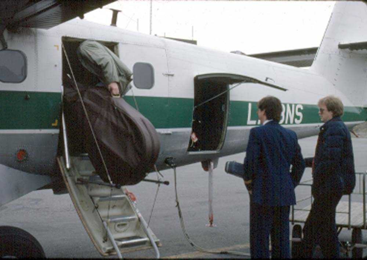 Lufthavn/Flyplass. Mo i Rana. Stasjonssjef og stasjonsinspektør. Ett fly, LNBNS, DHC-6-300 Twin Otter fra Widerøe.