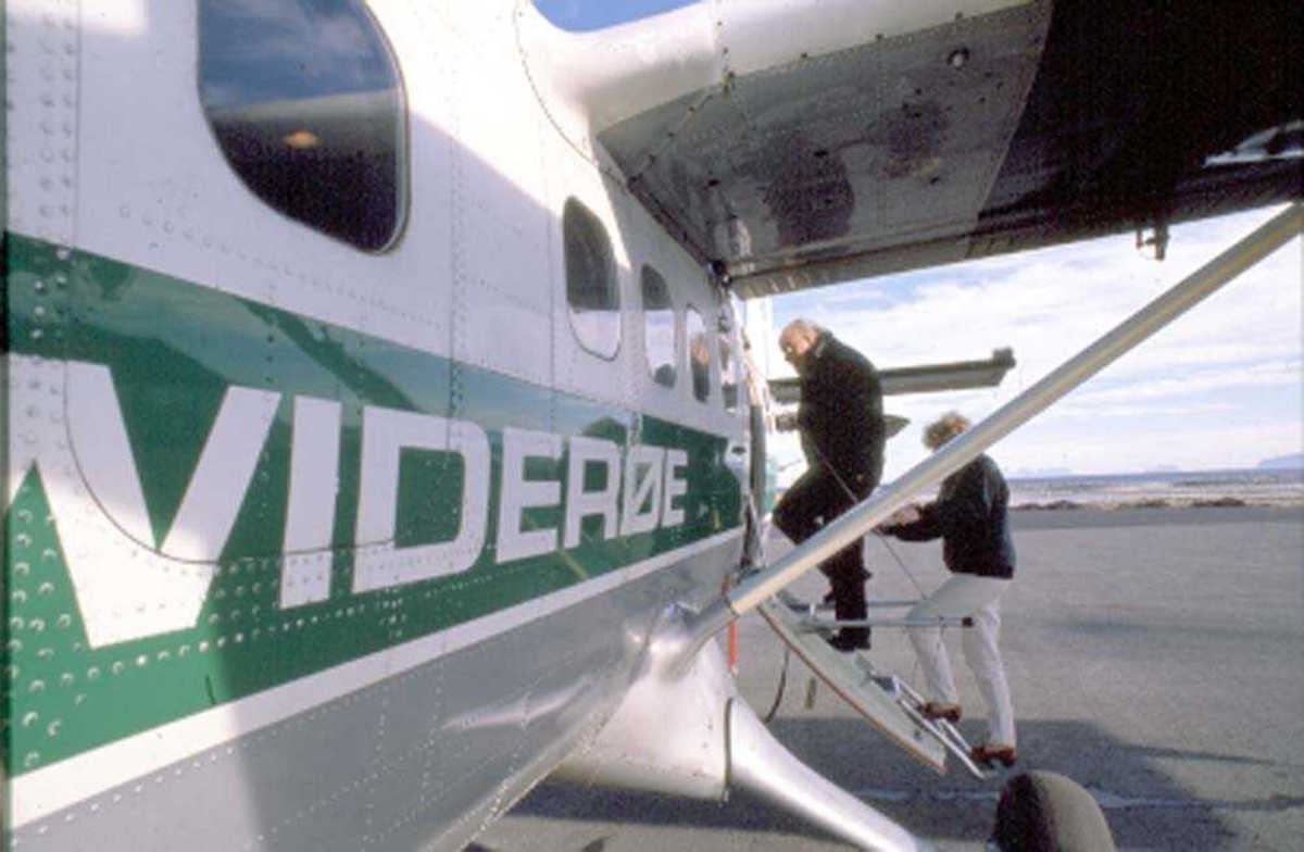 Lufthavn/Flyplass. Røst. Ett fly, DHC-6-300 Twin Otter fra Widerøe ...