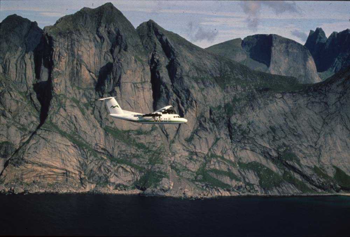 Luftfoto. Lofoten. Ett fly, LN-WFG, DHC-7-102 Dash 7 fra Widerøe.
