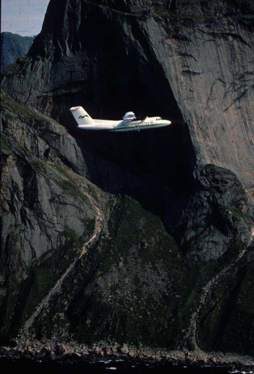 Luftfoto. Lofoten. Ett fly, LN-WFG, DHC-7-102 Dash 7 fra Widerøe.
