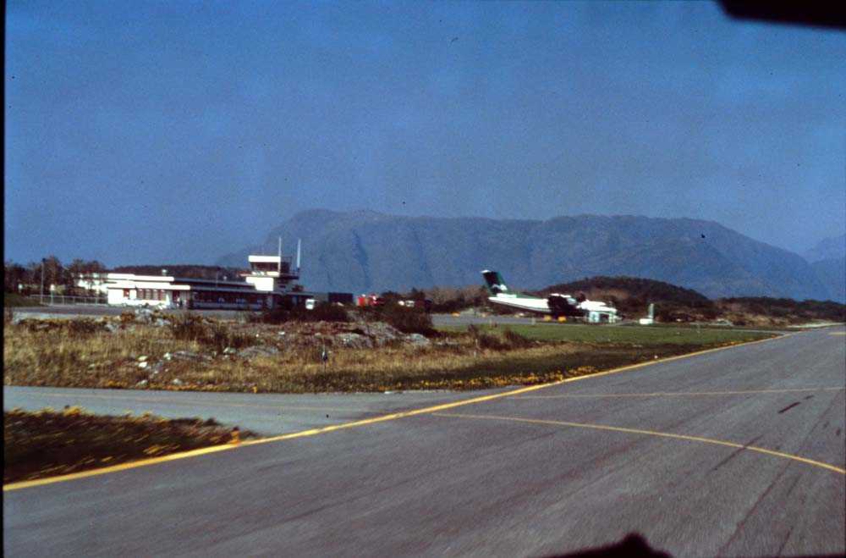 Lufthavn/Flyplass. Brønnøysund. Ett fly, De Havilland Canada DHC-7-102 Dash 7 fra Widerøe