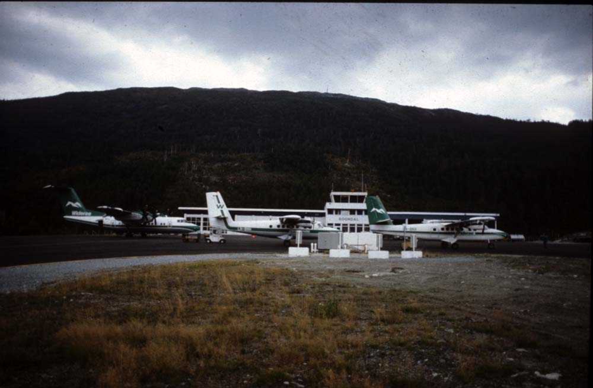 Lufthavn/Flyplass. Sogndal. Tre fly, LN-WFL, De Havilland Canada DHC-7-102 Dash7, LN-BNH og LN-BNX De Havilland Canada DHC-6-300 Twin Otter fra Widerøe
