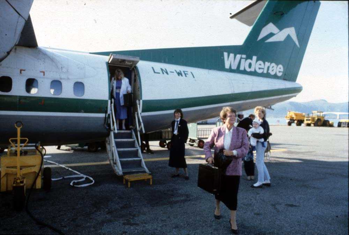 Lufthavn/Flyplass. Stokmarknes/Skagen. Passasjerer. Ett fly, LN-WFI, 
De Havilland Canada DHC-7-102 Dash7 fra Widerøe.