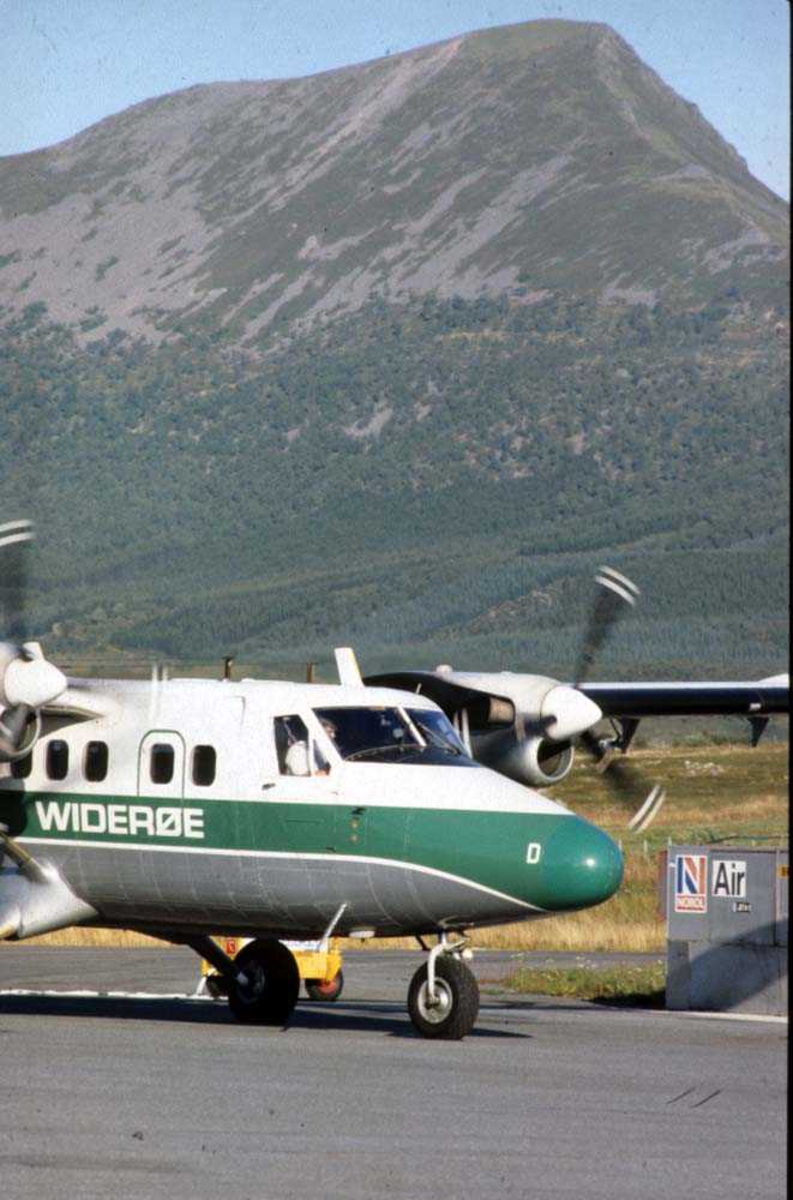 Lufthavn/Flyplass. Stokmarknes/Skagen. Ett fly, LN-WFD,
De Havilland Canada DHC-6-300 Twin Otter fra Widerøe.