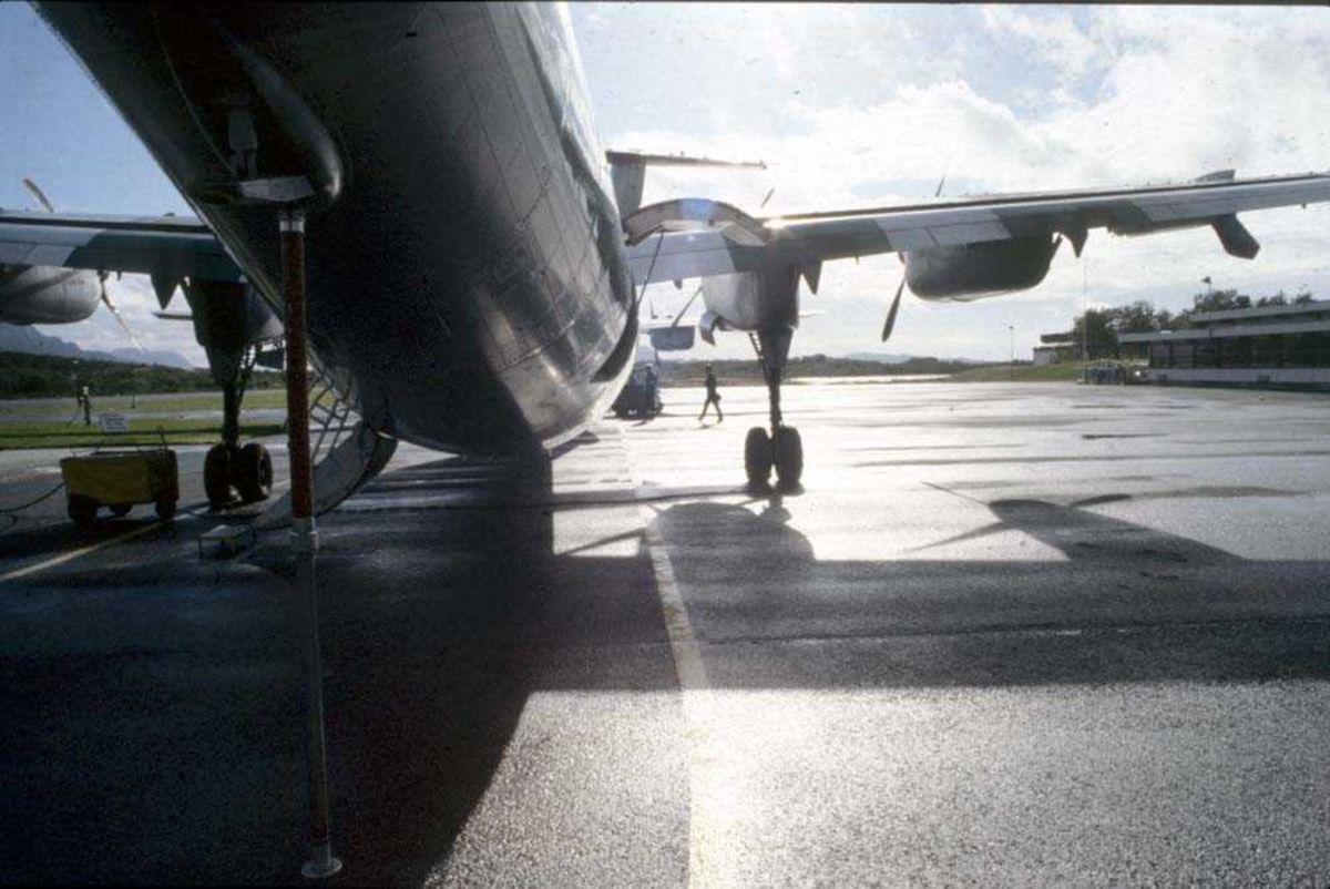 Lufthavn/Flyplass. Brønnøysund. Ett fly, De Havilland Canada DHC-7-102 Dash7 fra Widerøe.