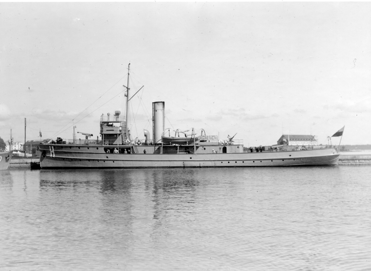 Bilden visar det polska skolfartyget General Haller i Karlskrona örlogshamn 1936.