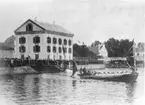 Tyska Kejsaren besök i Karlskrona omkring 1896. Han ros i kungaslupen.