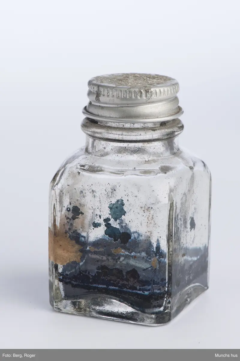 Belkkhuset er uten etikett, tomt, utstyrt med blankt skrulokk.
Blekkhuset er firkantet.