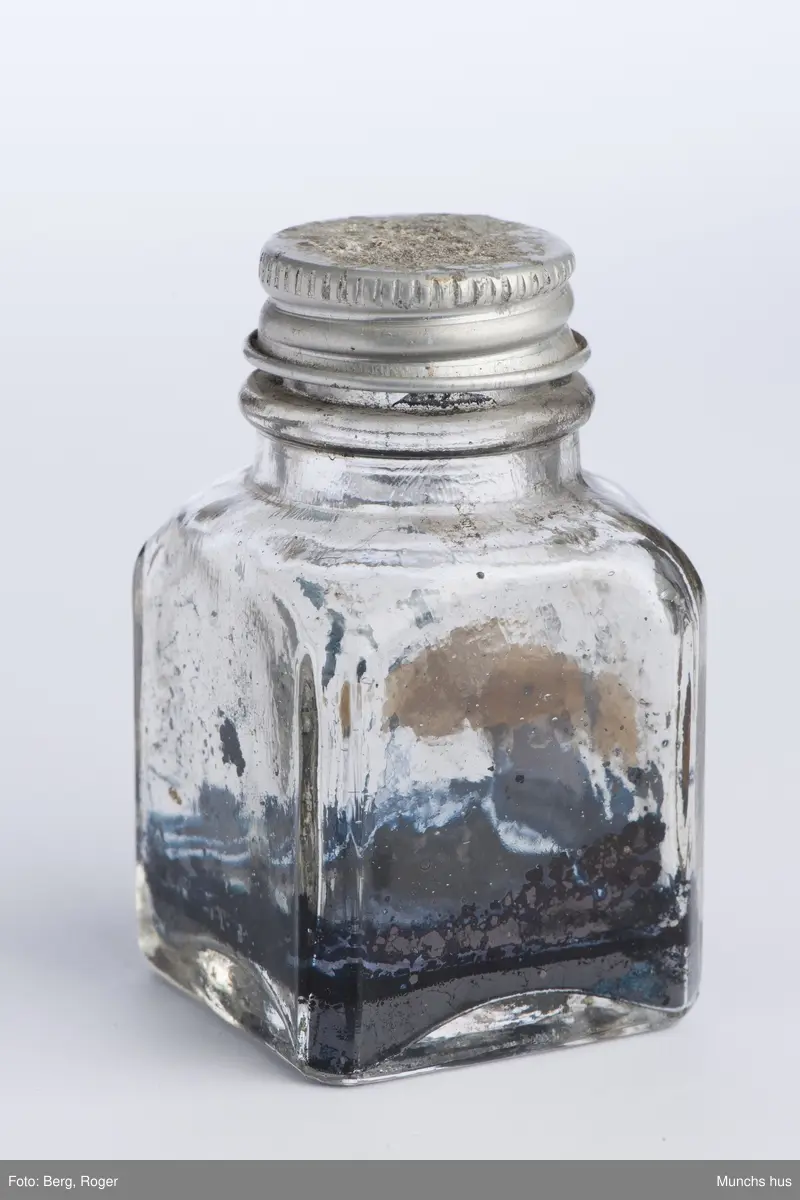 Belkkhuset er uten etikett, tomt, utstyrt med blankt skrulokk.
Blekkhuset er firkantet.