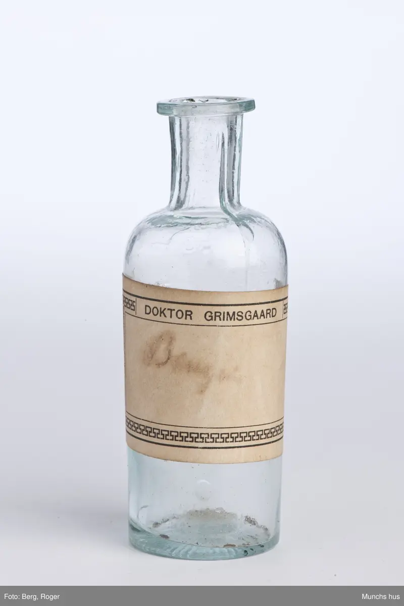 Flaske i klart glass. Uten kork.