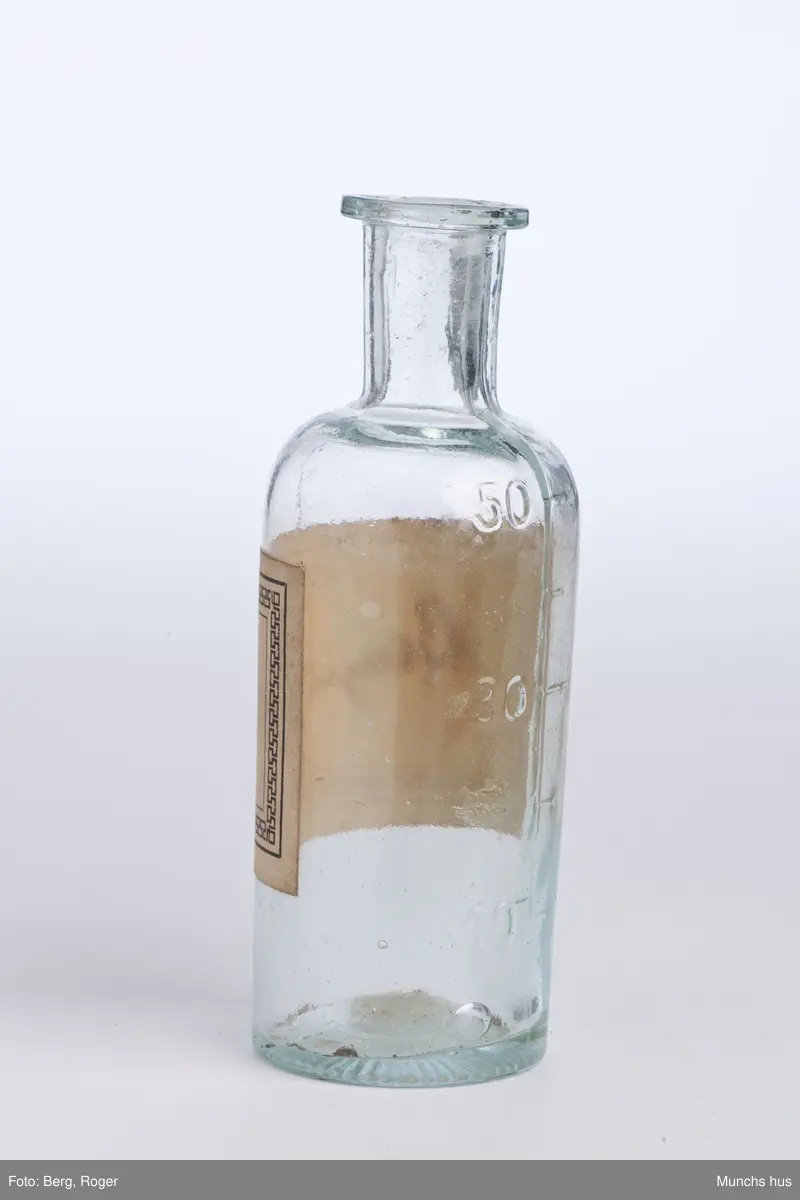 Flaske i klart glass. Uten kork.