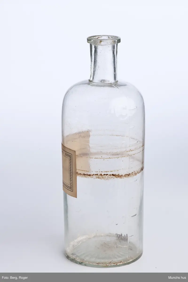 Flaske i klart glass. Uten kork. Uten innhold.