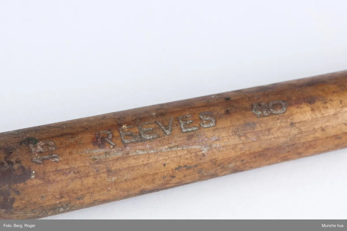 Flat malepensel med treskaft. Busten er stiv. Beslaget er blankt, men sterkt anløpet.