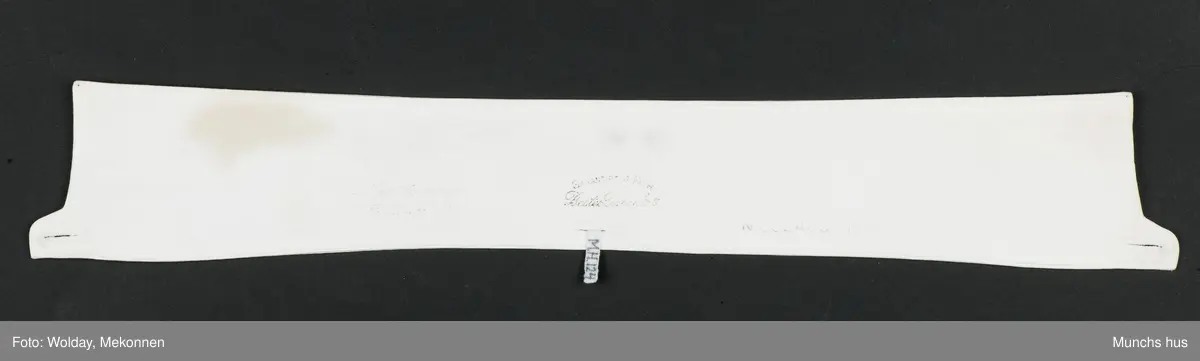 Hvit, stivet skjortesnipp.