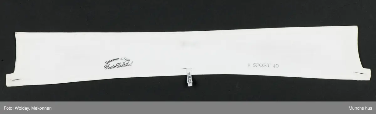 Hvit, stivet skjortesnipp.