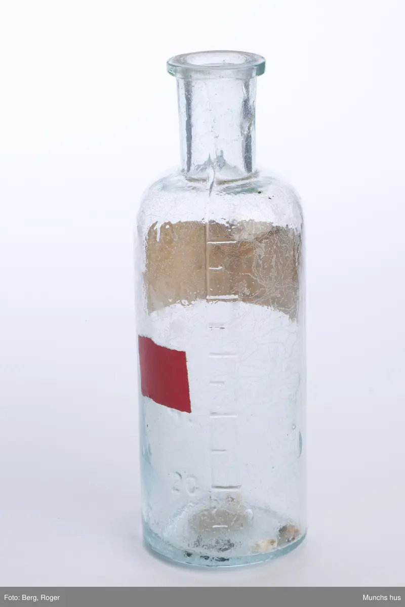 Flaske i klart glass (blåskjær). Uten kork. Uten innhold. 