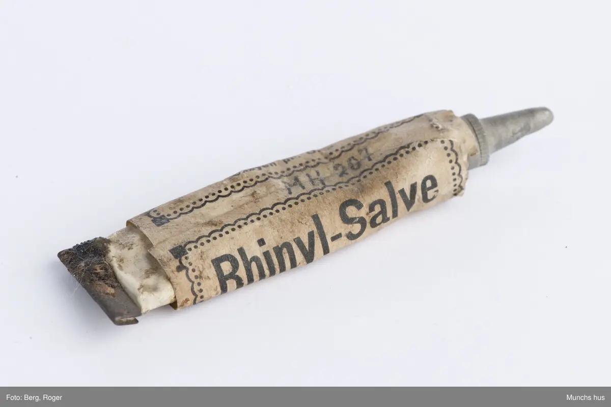 Tube med Rhinyl salve. Med kork. Med innhold.