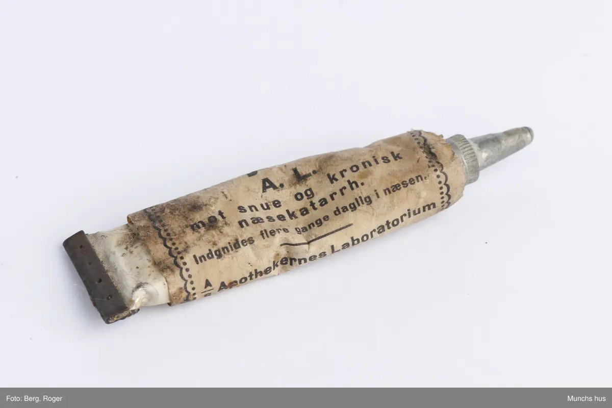 Tube med Rhinyl salve. Med kork. Med innhold.