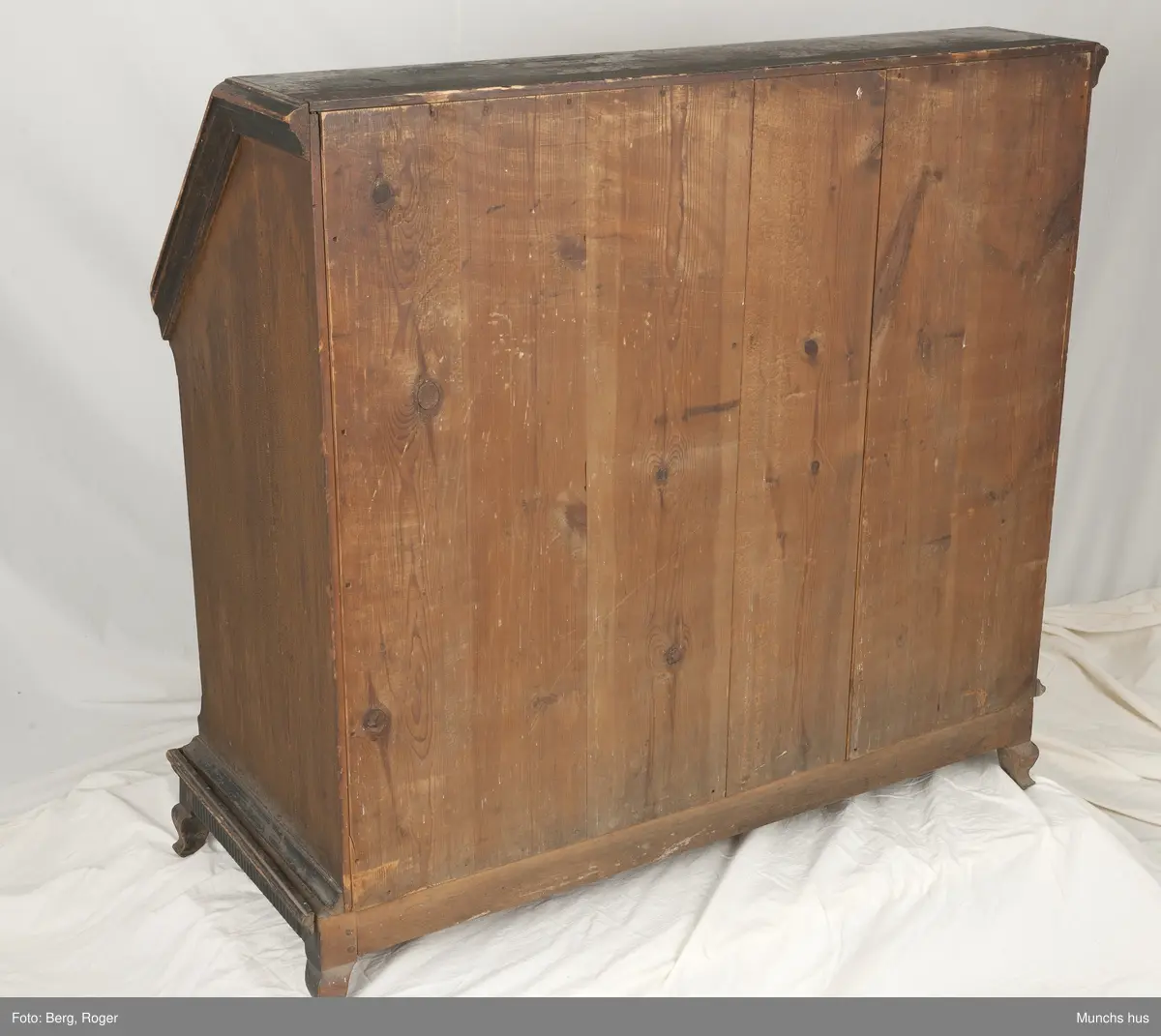 Et skatoll med 4 skuffer og sarg.  To speil i klaffen ni små skuffer inni og tre rom.