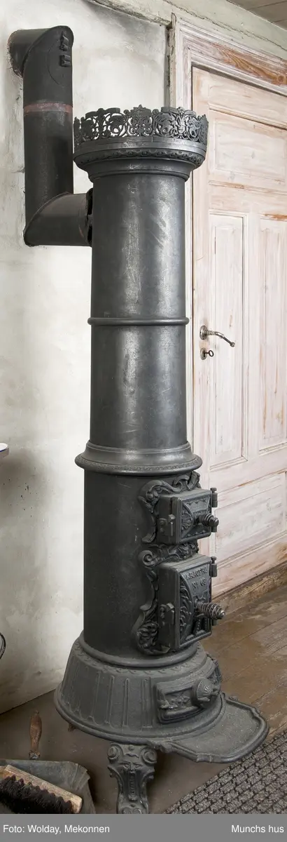 Smådjevler mellom askeskuff og brennskuff (djevelhode) mellom fabeldyr og blomsteroppsatser.