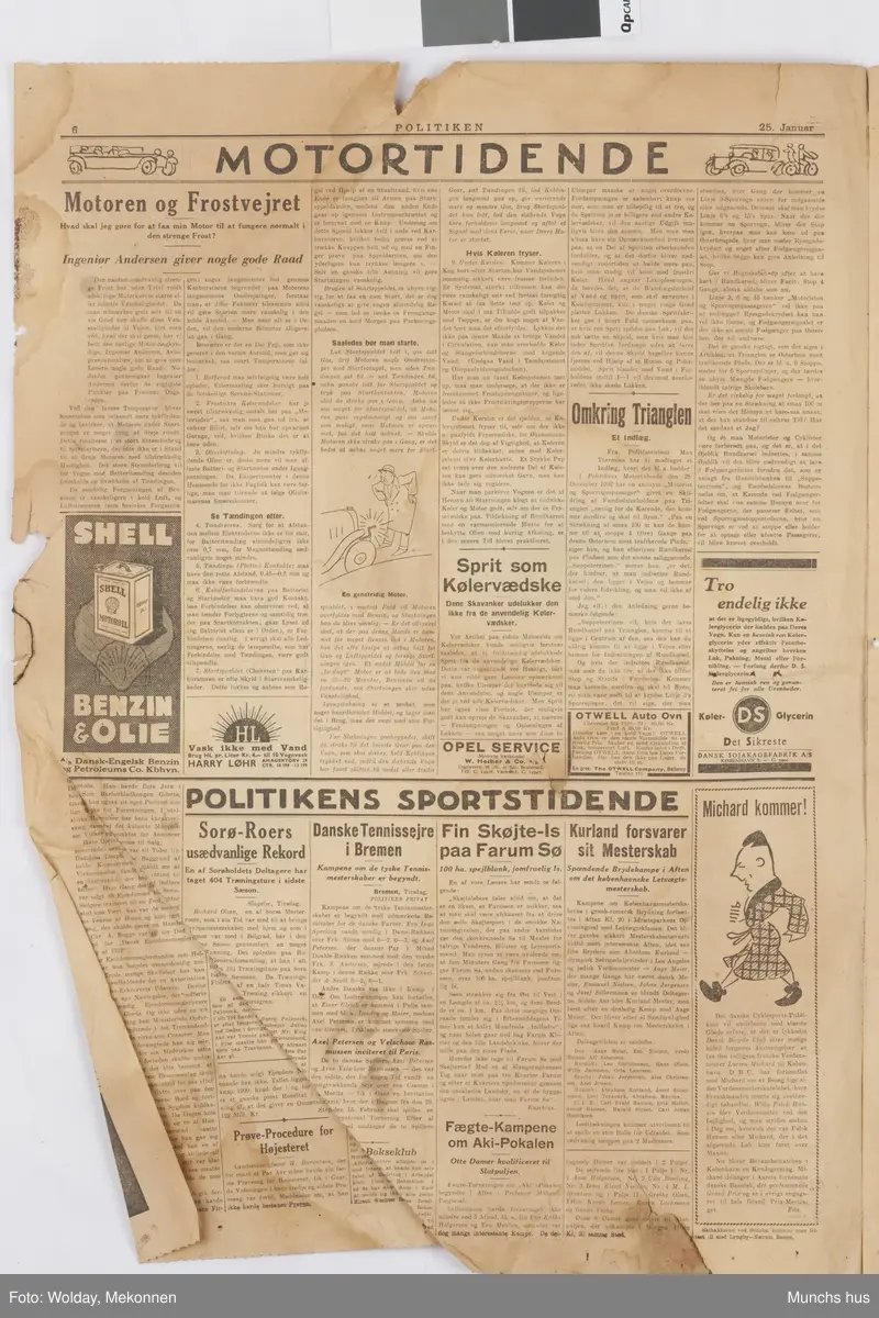 Del av avis (6 sider). Politiken 25. januar År ikke oppgitt.
Sannsynligvis brukt som mellomlegg mellom bilder i mappen.