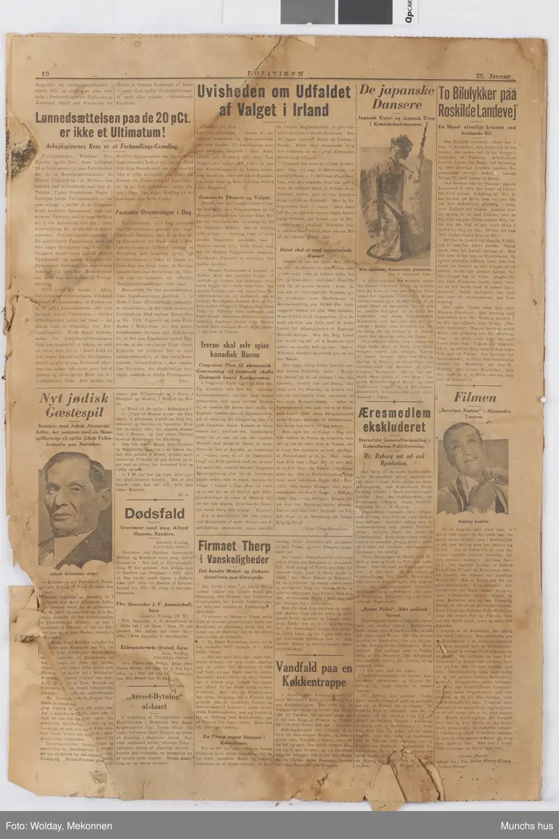 Del av avis (6 sider). Politiken 25. januar År ikke oppgitt.
Sannsynligvis brukt som mellomlegg mellom bilder i mappen.