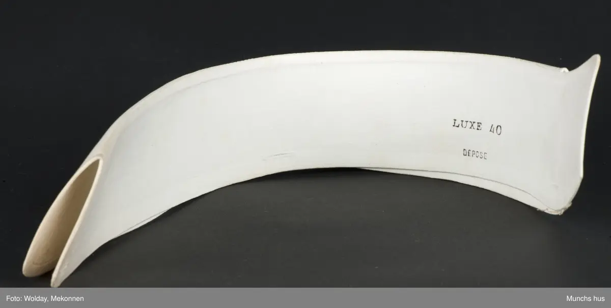 Hvit, stivet skjortesnipp, 3 knappehull.