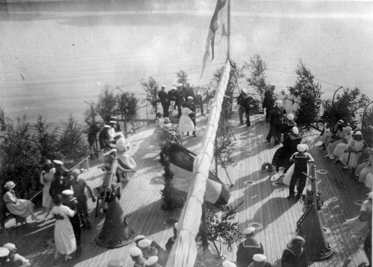 Människor iklädda festkläder under dans på fartygsdäck 1922.