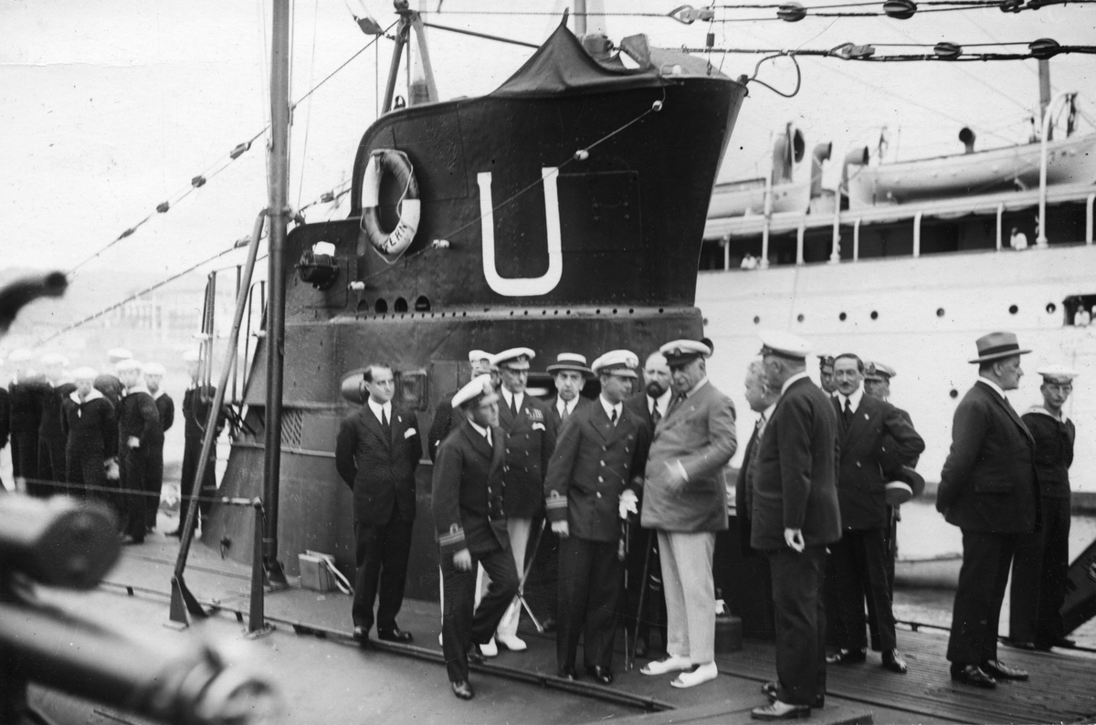Uttern 1927 - Högre sjöbefäl med gäster på besök på ubåten Uttern. Bland annat Miguel Primo de Rivera, Spaniens premiärminister.
