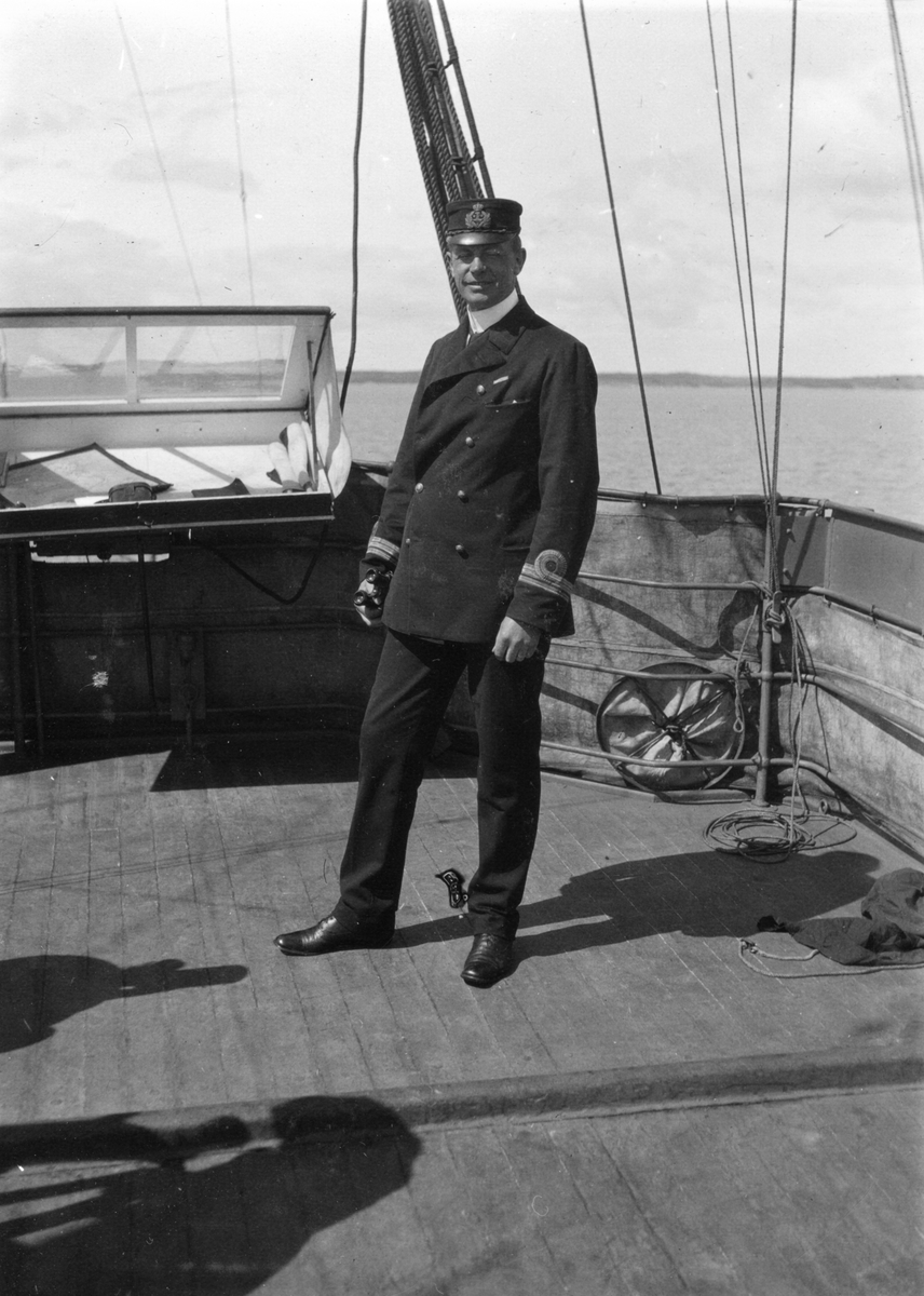Fartygsbefäl poserar fint på däck iförd uniform (Ubåtsskolan 1911)