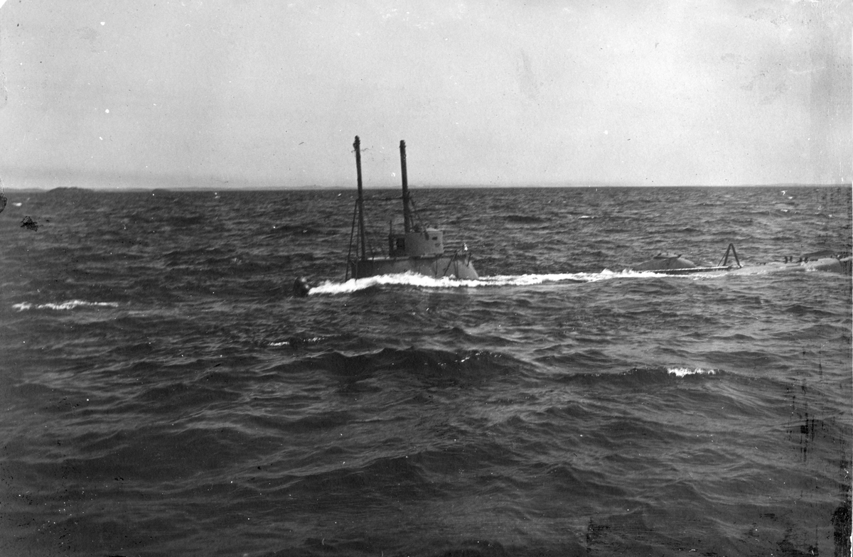 Ubåt under ytan till sjöss där periskop sticker upp. (Ubåtsskolan 1911).