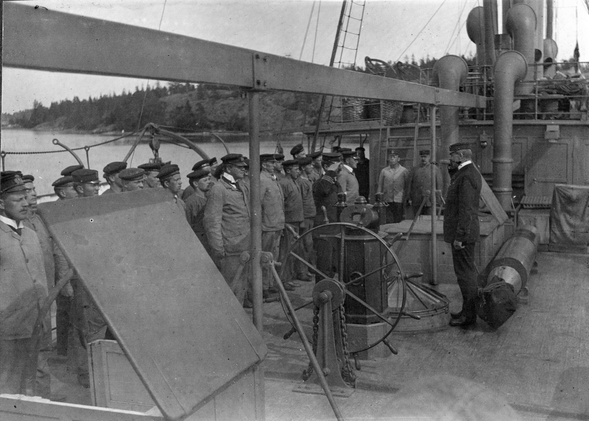 Sjömän uppställda på däck (på Hvalen) framför kapten Posse under ubåtsskolan 1911.