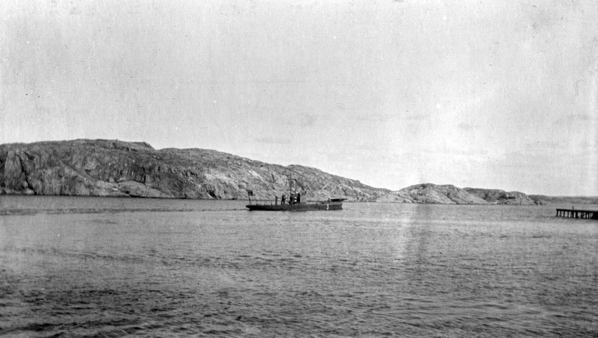 Ubåt nr.3 på Västkusten 1916 I bakgrunden syns skärgården.