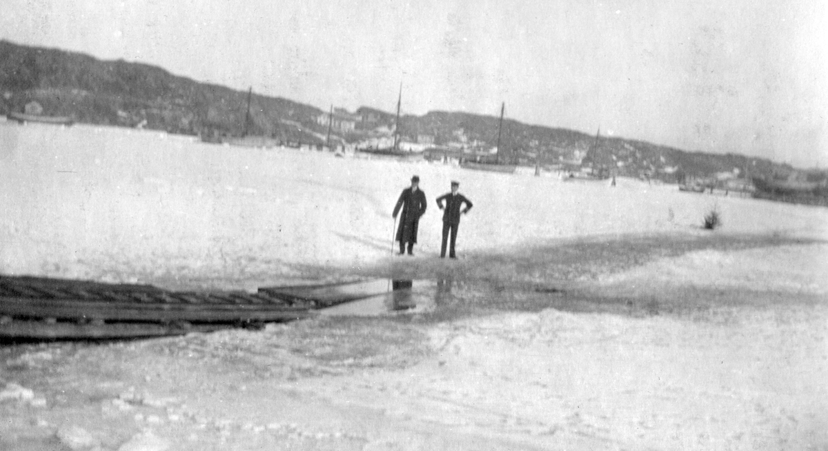 Marstrand 1916-1917. Isen låg fast till Skagen i 14 dagar. Två personer står på isen.