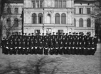 Gruppkort årgång 1937-38. Chef kommendörkapten 2 gr.J.E. Samuelson, Kadettintendent Löjtnant P.E. Hall. Lennart Schreil sista raden längst t.v.