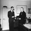 Johan Schreil tas emot Marinverkstäderna i Karlskrona av Marindirektör G. Holmberg 30 juni 1951.