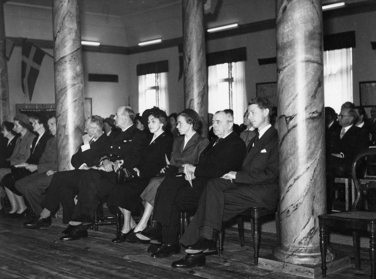 Från vänster i första raden: Amiral Samuelsson, Landshövdingskan Fallenius, Överstinna Nyman, Överste Nyman, Borgmästare Dymling, Kommendör Simonsson, Fru Simonsson Lisbet Schreil, Marindirektör Holmberg samt Johan Schreil.