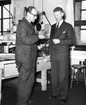 Johan Schreil och en varvsarbetare Karlskronavarvet februari 1961.